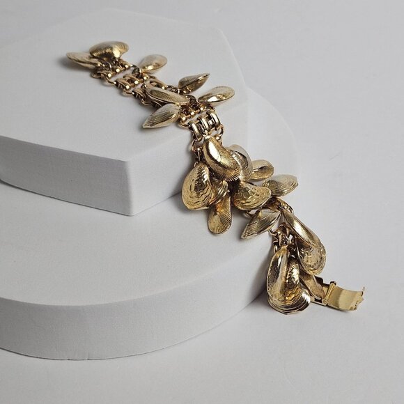 Vintage 1980s Napier signed Gold Tone Sea Shell Charm Statement Bracelet - Picture 1 of 11